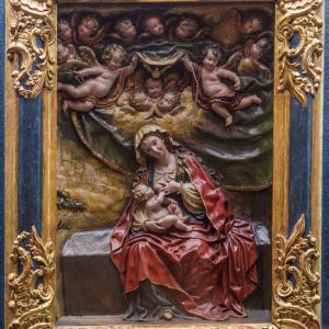 Relieve de la Virgen de la Leche de Luisa Roldán (h. 1700) en la Catedral de Santiago. Escultura barroca policromada con marco dorado del Tesoro.