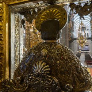 Abrazo al Apóstol en la Catedral de Santiago: detalle de la esclavina de plata y vista de la nave central románica desde el Altar Mayor.