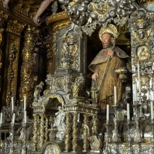 Altar Mayor de la Catedral de Santiago con el Apóstol del siglo XIII, añadidos barrocos de plata e Inmaculada de Pecul.