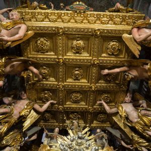 Ángeles atlantes sosteniendo el baldaquino barroco de la Catedral de Santiago. Detalle de tallas doradas y artesonado en la Capilla Mayor.
