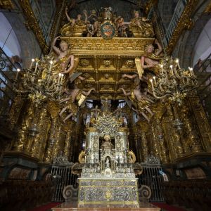 Baldaquino barroco y altar de plata de la Capilla Mayor en la Catedral de Santiago de Compostela. Arte sacro y decoración en oro.