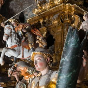 Detalle de Santiago Matamoros y figuras alegóricas en el remate del baldaquino de la Catedral de Santiago. Talla barroca dorada desde la tribuna.