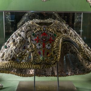 Esclavina de plata y pedrería del Apóstol Santiago, regalo del arzobispo Monroy. Joya barroca del tesoro de la Catedral de Santiago de Compostela.