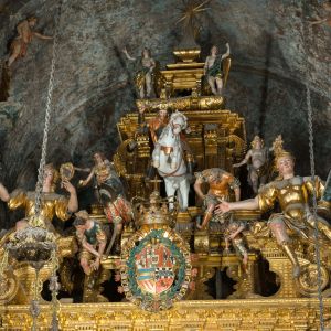 Escudo real y Virtudes Cardinales en el baldaquino de la Catedral de Santiago. Santiago Matamoros preside el conjunto barroco de la Capilla Mayor.