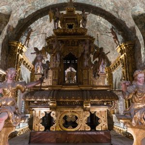 Remate del baldaquino de la Catedral de Santiago desde la tribuna. Esculturas de las Virtudes y tallas doradas barrocas en la Capilla Mayor.