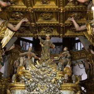 Santiago Peregrino rodeado por los reyes Alfonso II, Ramiro II, Fernando II y Felipe IV, obras de Pedro del Valle.
