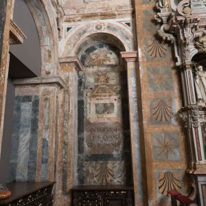 Cajonería barroca de madera noble con incrustaciones en la Capilla del Pilar, Catedral de Santiago. Detalle de ebanistería y mármoles polícromos.