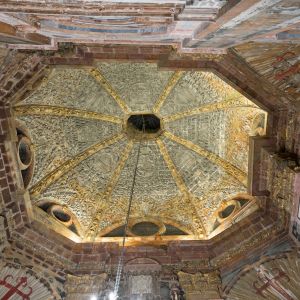 Cúpula barroca de la Capilla del Pilar en la Catedral de Santiago. Decoración con cruces de Santiago, conchas de vieira y relieves jacobeos.