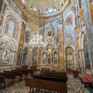 Vista de la cúpula y retablo de la Capilla del Pilar, Catedral de Santiago. Arquitectura barroca con mármoles polícromos y frescos ornamentales.