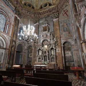 Vista general de la Capilla del Pilar, Catedral de Santiago. Retablo barroco de mármol y jaspe, frescos en la cúpula y decoración de materiales nobles