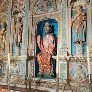 Detalle del retablo de piedra policromada en la Capilla del Salvador, Catedral de Santiago. Imagen de Cristo Salvador y arte sacro medieval.