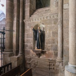 Muro de la Capilla del Salvador con inscripciones de 1075 y lauda de Francisco Treviño. Origen románico de la Catedral de Santiago de Compostela.