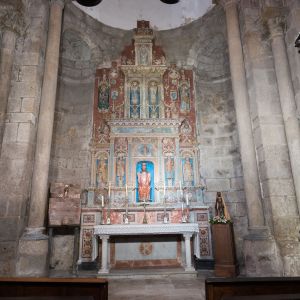 Vista de la Capilla del Salvador en la Catedral de Santiago, inicio del templo en 1075. Retablo gótico de piedra policromada y pilares románicos.