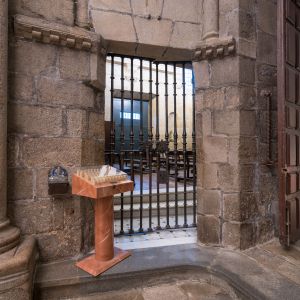 Reja de la Capilla de San Andrés y mueble de ofrendas en el brazo norte del crucero de la Catedral de Santiago.