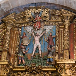 Relieve del martirio de San Andrés en el ático del retablo barroco de Fernández Espantoso, Catedral de Santiago de Compostela.