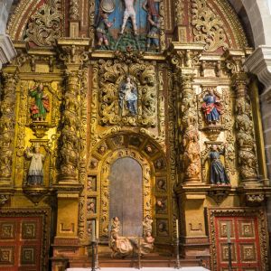 Detalle del retablo barroco de Fernández Espantoso con columnas salomónicas en la Capilla de San Andrés, Catedral de Santiago.