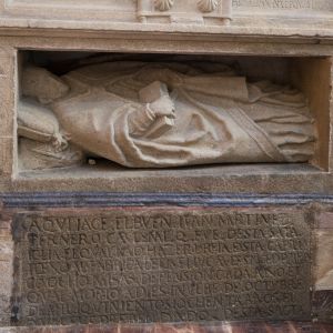 Sepulcro de Juan Martínez Ternero con estatua yacente e inscripción tallada en piedra en la Capilla de San Andrés, Catedral de Santiago.