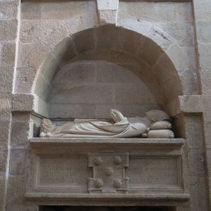 Sepulcro del canónigo Pedro García con estatua yacente y escudo de veneras en la Capilla de San Andrés, Catedral de Santiago.