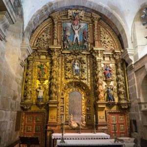 Retablo barroco y sepulcros en la Capilla de San Andrés de la Catedral de Santiago de Compostela.