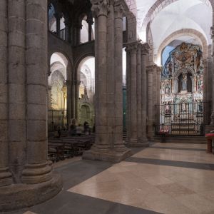 Nave lateral del brazo norte de la Catedral de Santiago de Compostela, con la Capilla de San Antonio y su retablo barroco al fondo.