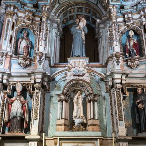 Retablo barroco de la Capilla de San Antonio de la Catedral de Santiago de Compostela, con imágenes de santos policromadas en azul y oro.
