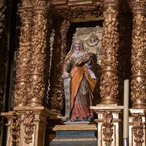 Detalle de la imagen de Santa Salomé en el retablo barroco de la Capilla de San Juan, Catedral de Santiago de Compostela. Talla y columnas doradas.
