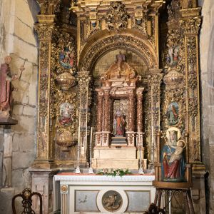 Detalle del retablo barroco de la Capilla de San Juan, Catedral de Santiago de Compostela, con la imagen de Santa Salomé y decoración dorada.