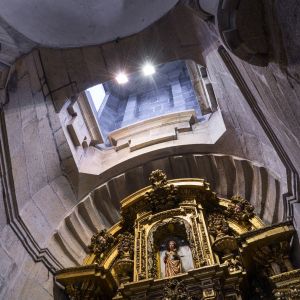 Linterna barroca y bóveda de la Capilla de San Juan en la Catedral de Santiago de Compostela. Arquitectura en granito y retablo dorado.