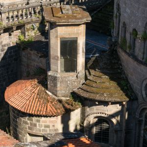 Vista exterior de la Capilla de San Juan desde las cubiertas de la Catedral de Santiago. Ábside románico y linterna barroca en granito.