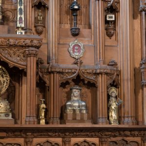 Busto relicario de Santiago Alfeo y Santa Florina en la Capilla de las Reliquias, Catedral de Santiago. Orfebrería medieval en plata y oro.