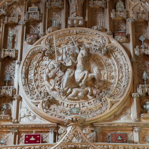 Medallón de Santiago Matamoros en el retablo de Maximino Magariños, Capilla de las Reliquias, Catedral de Santiago. Relieve en madera de cedro.