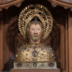 Busto relicario de Santiago Alfeo en la Catedral de Santiago. Orfebrería gótica en plata sobredorada con piedras preciosas y restos sagrados.