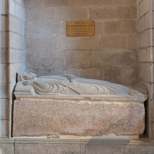 Sepulcro de Fernando II de León en la Catedral de Santiago. Estatua yacente románica del taller del Maestro Mateo en el Panteón Real.