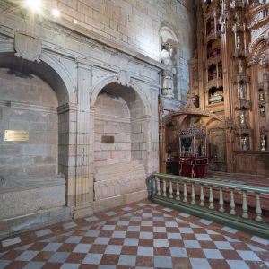 Sepulcros de Raimundo de Borgoña y Juana de Castro en el Panteón Real de la Catedral de Santiago. Arte funerario medieval en la Capilla de las Reliqui