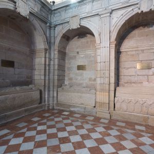 Sepulcros reales de doña Berenguela, Raimundo de Borgoña y Juana de Castro en el Panteón Real de la Catedral de Santiago. Arte funerario medieval.