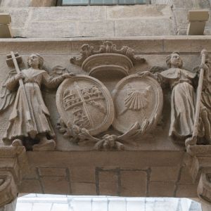 Escudo heráldico de la Capilla de la Comunión tallado por Tomás Gambino con ángeles tenantes en granito, Catedral de Santiago.