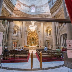 ista de la rotonda neoclásica de la Capilla de la Comunión a través de la puerta de entrada con cortinajes rojos, Catedral de Santiago.