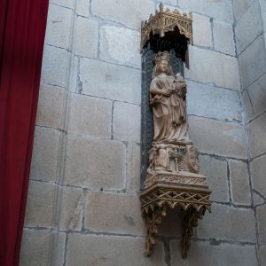 Escultura gótica de la Virgen del Perdón en alabastro bajo dosel calado, entrada a la Capilla de la Comunión.