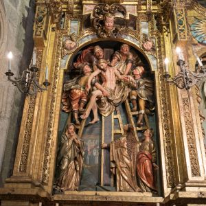 Relieve barroco del Descendimiento de la Cruz en el retablo de la Capilla de Prima, Catedral de Santiago de Compostela.