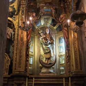 Talla de la Inmaculada Concepción con el Niño sobre media luna y fondo de espejos en el retablo de la Capilla de Prima, Catedral de Santiago