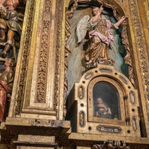 Detalle central del retablo de la Capilla de Prima con ángel tallado, expositor dorado y parte del relieve del Descendimiento, Catedral de Santiago.