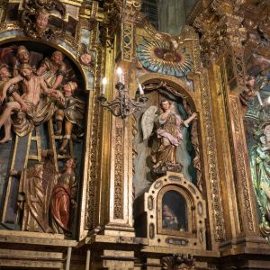 Detalle del retablo barroco de la Capilla de Prima con relieves del Descendimiento y la Inmaculada Concepción en la Catedral de Santiago.
