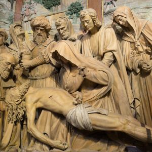 Escena de la Lamentación sobre Cristo muerto en terracota, detalle del retablo de Miguel Perrín en la Capilla de Mondragón.