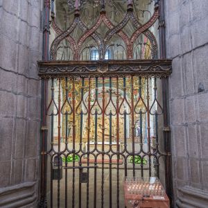 Reja gótica-renaacentista de acceso a la Capilla de Mondragón, atribuida al círculo de Juan Francés, ca. 1520-1530.