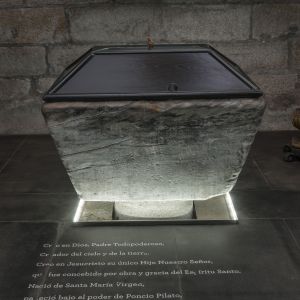 Pila bautismal de mármol del siglo IX en la Catedral de Santiago iluminada desde su base.