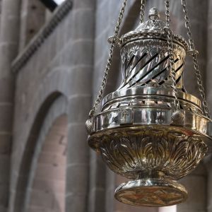 Detalle del Botafumeiro donde se aprecian los relieves de la Cruz de Santiago, conchas de peregrino