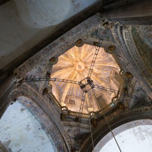 Cimborrio gótico de la Catedral de Santiago visto desde abajo, mostrando el mecanismo de poleas de hierro del siglo XVI para el Botafumeiro