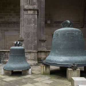 Dos campanas de bronce del siglo XVIII de la Torre del Reloj expuestas en el patio del claustro 