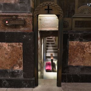 Escaleras de acceso a la Cripta Apostólica de la Catedral de Santiago de Compostela desde la girola.
