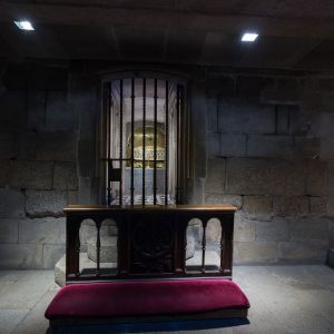 Interior de la Cripta Apostólica con la urna de plata del Apóstol Santiago y reclinatorio para fieles.